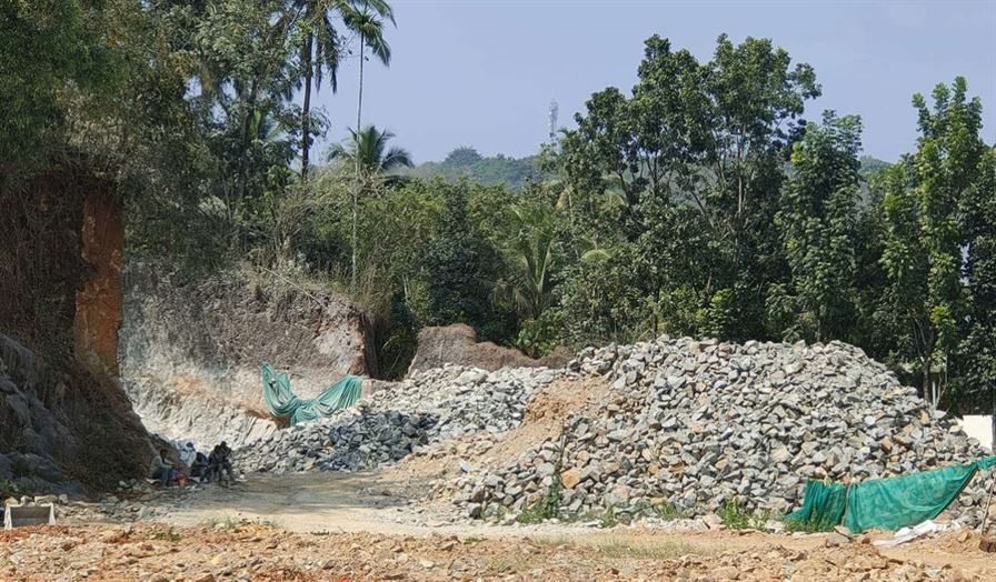 ജനജീവിതത്തിന് ഭീതിയായി വെള്ളരിക്കുണ്ട് ടൗണിൽ അനധികൃത ക്വാറി